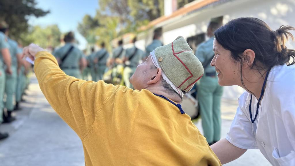 Un usuario de San Juan de Dios viendo la procesión.