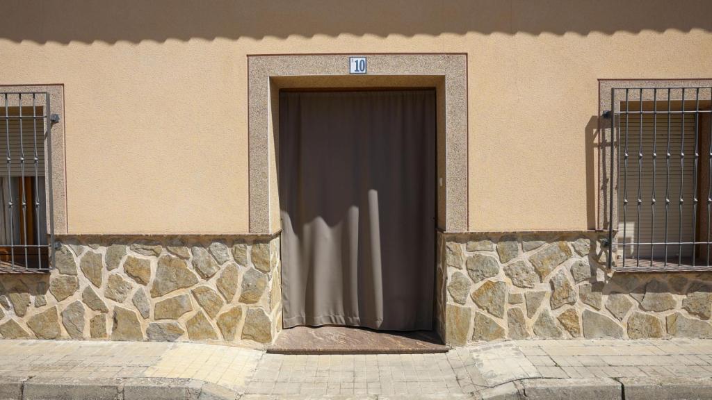 Puerta de la vivienda familiar, situada en el número de 10 de la Calle Arcoíris.