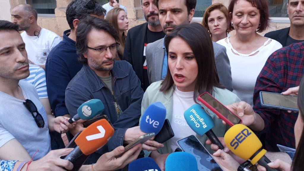 Irene Montero, este martes, atendiendo a los periodistas a las puertas del Centro Municipal García Alix  de Murcia.