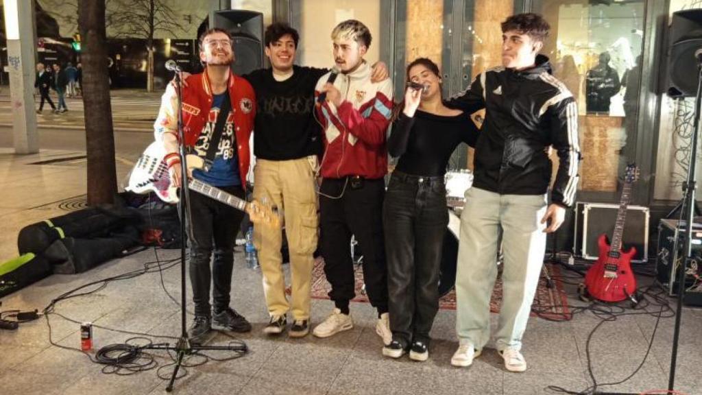 El grupo Texas Live Show tocando en paseo de la Independencia en Zaragoza