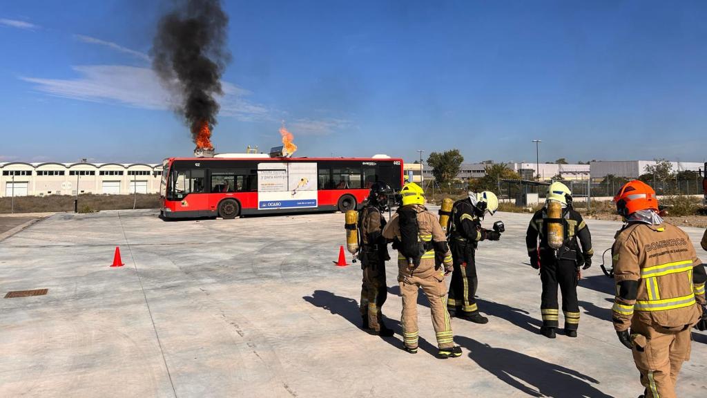 Varios bomberos participan en uno de los cursos de prevención de amenazas de incendio provocadas por nuevas tecnologías.