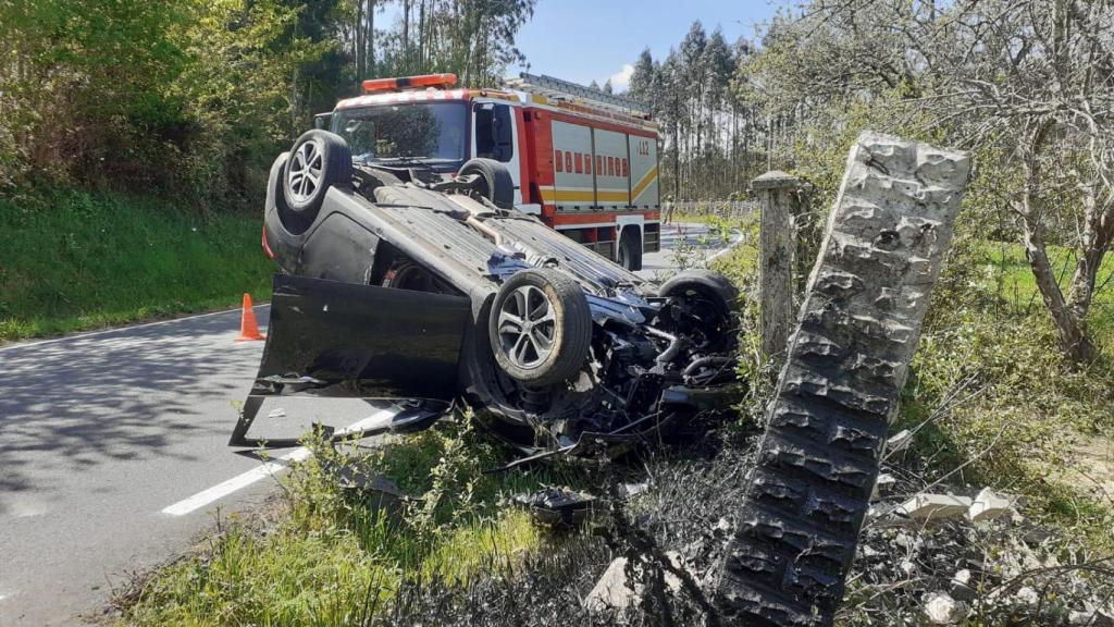 Un herido tras salirse de la vía en Abegondo (A Coruña) y volcar su coche