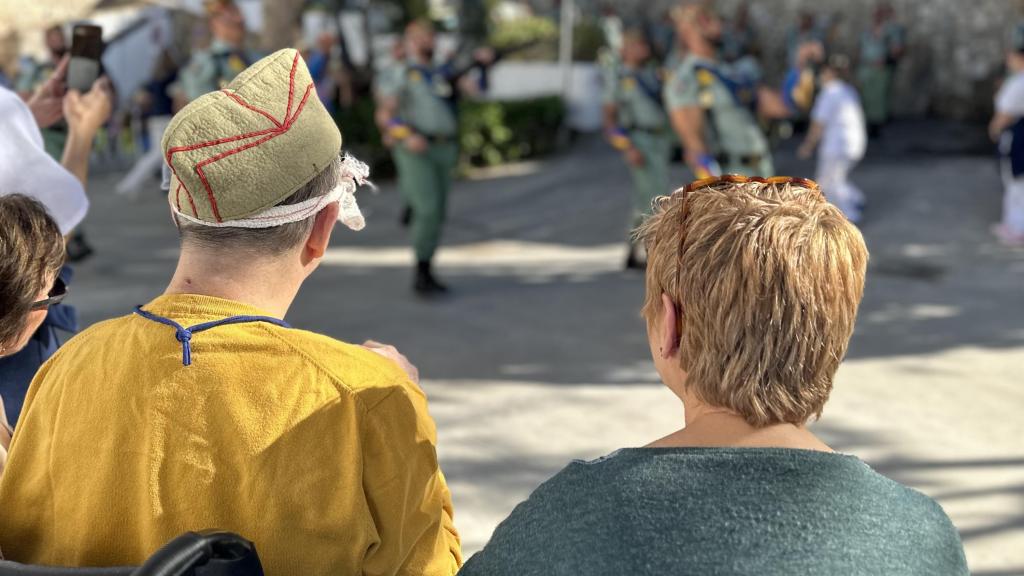 Usuarios viendo la procesión.