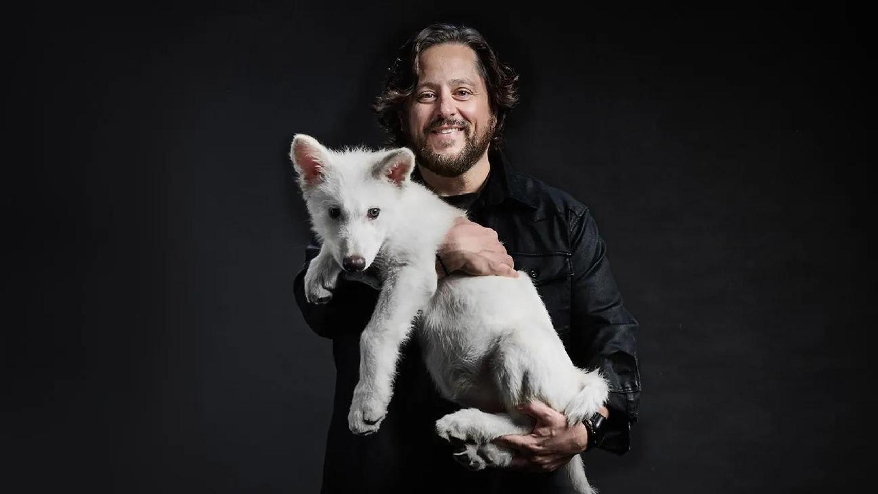 El empresario Ben Lamm, jefe de Colossal, sostiene uno de los lobos gigantes creados por su compañía.