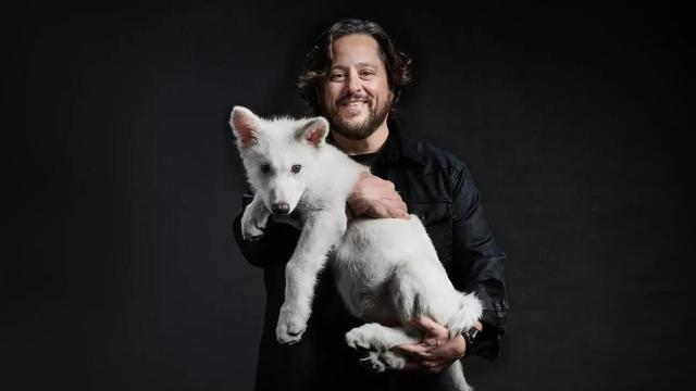 El empresario Ben Lamm, jefe de Colossal, sostiene uno de los lobos gigantes creados por su compañía.