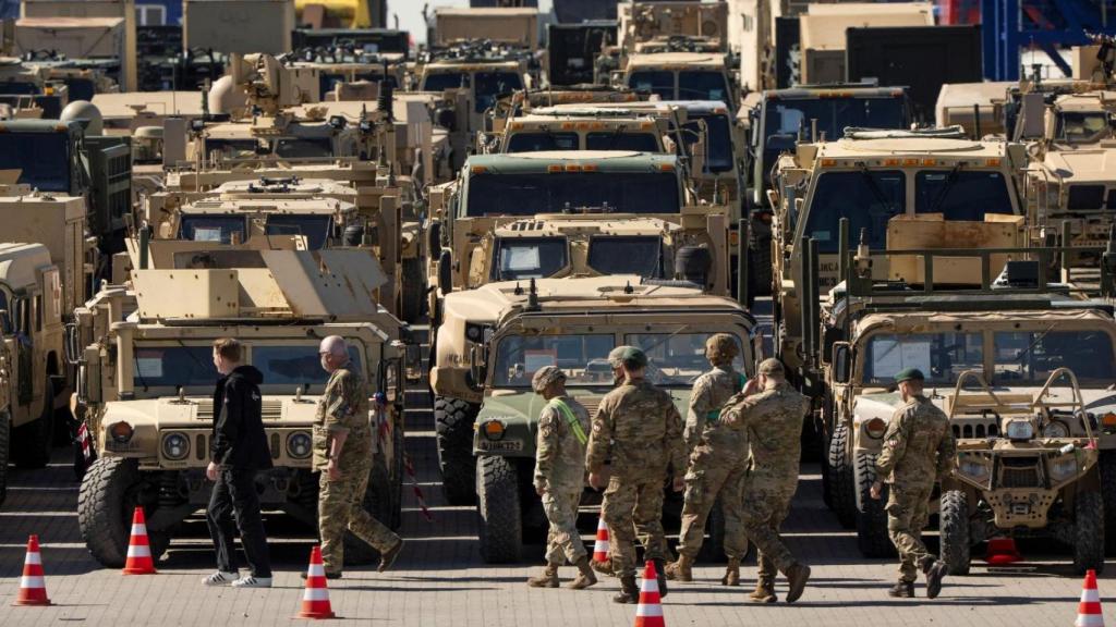 Equipo del ejército devuelto desde el puerto de Esbjerg, durante la Operación Raven Assistor, en Dinamarca, el 3 de abril de 2025