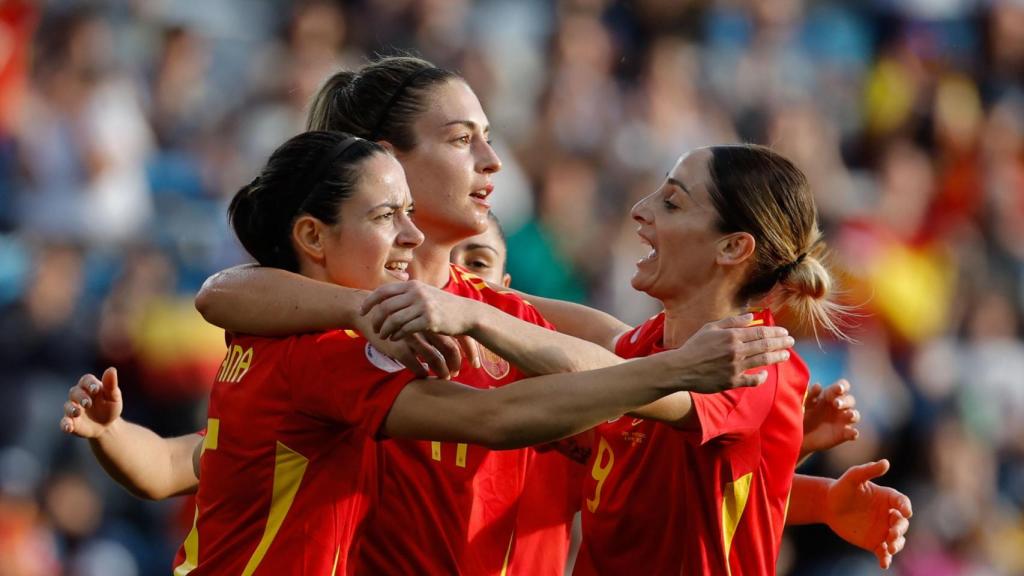 Alexia Putellas, felicitada por su compañeras de la selección femenina de fútbol.