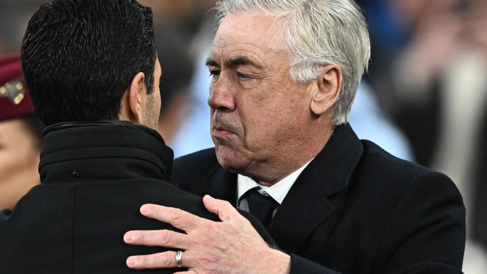 Arteta y Ancelotti se saludan antes del partido entre Arsenal y Real Madrid.