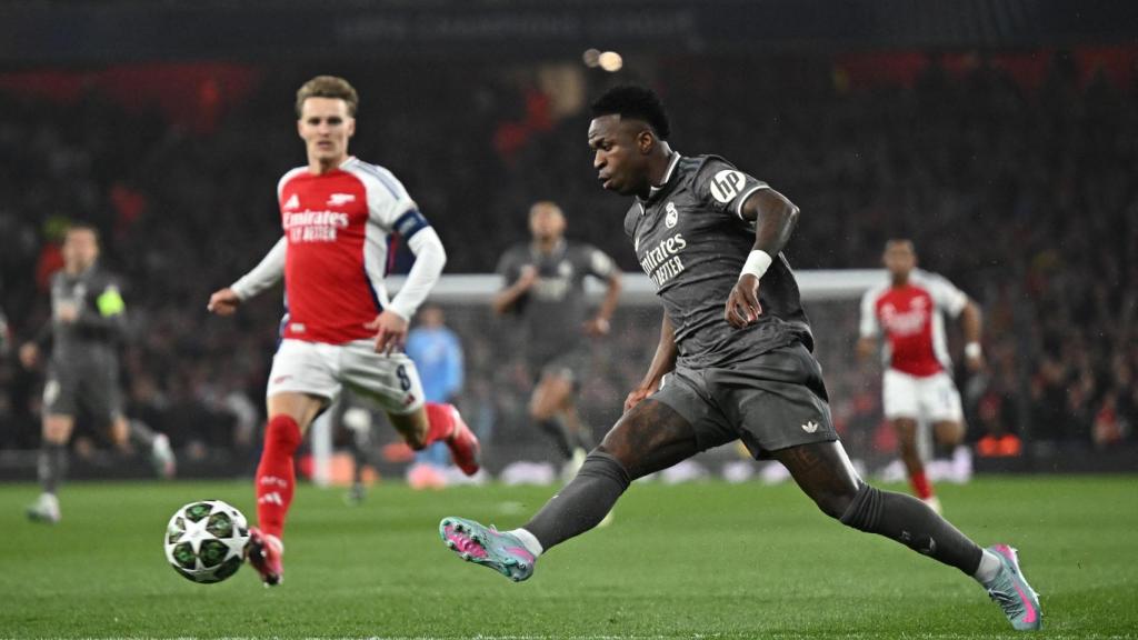 Vinicius da un pase en el partido ante el Arsenal.