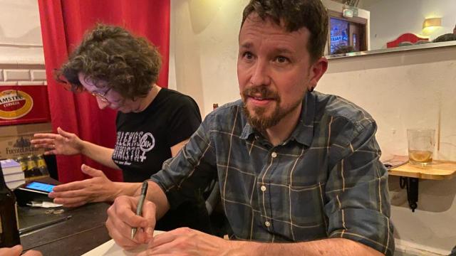 Pablo Iglesias firma ejemplares de su libro en la taberna Garibaldi.