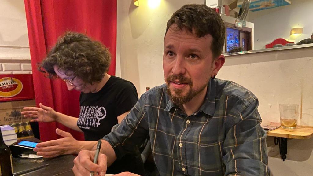 Pablo Iglesias firma ejemplares de su libro en la taberna Garibaldi.