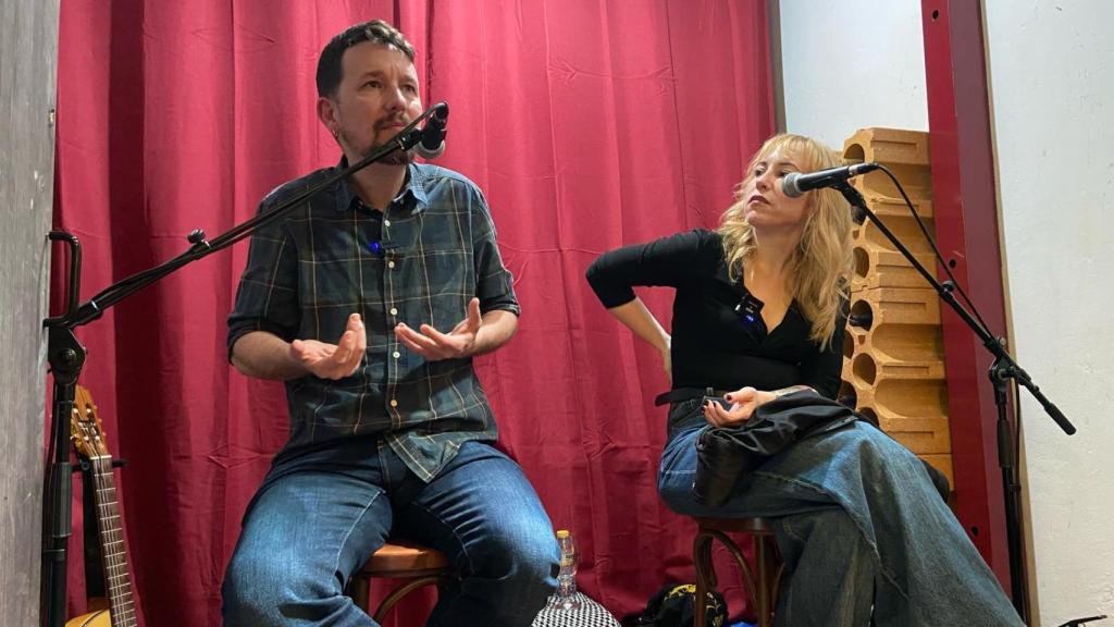 Pablo Iglesias durante la presentación de su libro, subido a un escenario de su local.