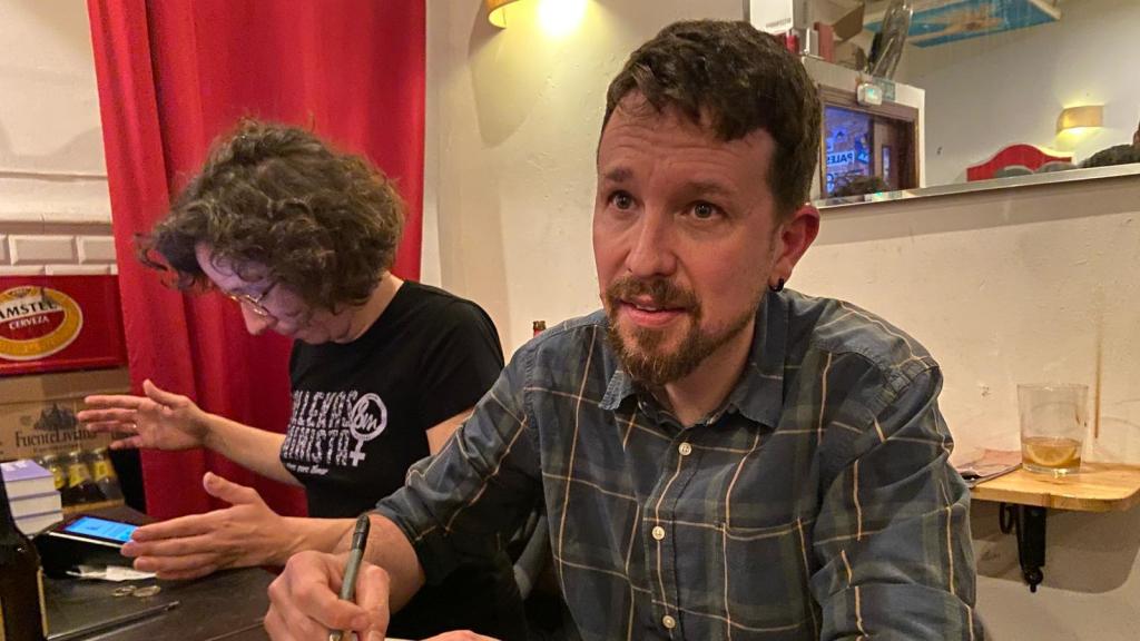 Pablo Iglesias firma ejemplares de su libro este martes en la taberna Garibaldi.