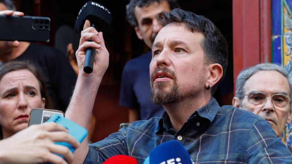 Pablo Iglesias lanza un micrófono por los aires antes de la presentación de su libro.