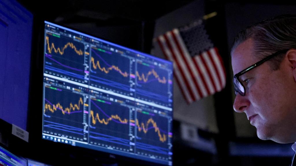 Un operador trabaja en la Bolsa de Nueva York (NYSE) en la ciudad de Nueva York, EE.UU.