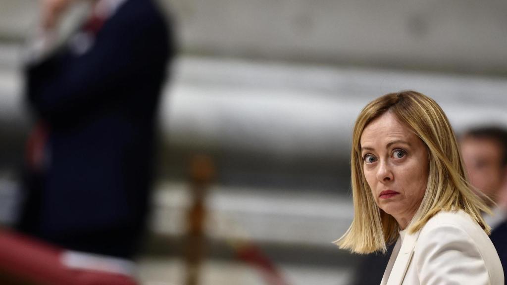 La primera ministra italiana Giorgia Meloni reacciona el día de la Santa Misa para conmemorar el 20 aniversario de la muerte del Papa Juan Pablo II en la Basílica de San Pedro, en el Vaticano el 2 de abril de 2025.