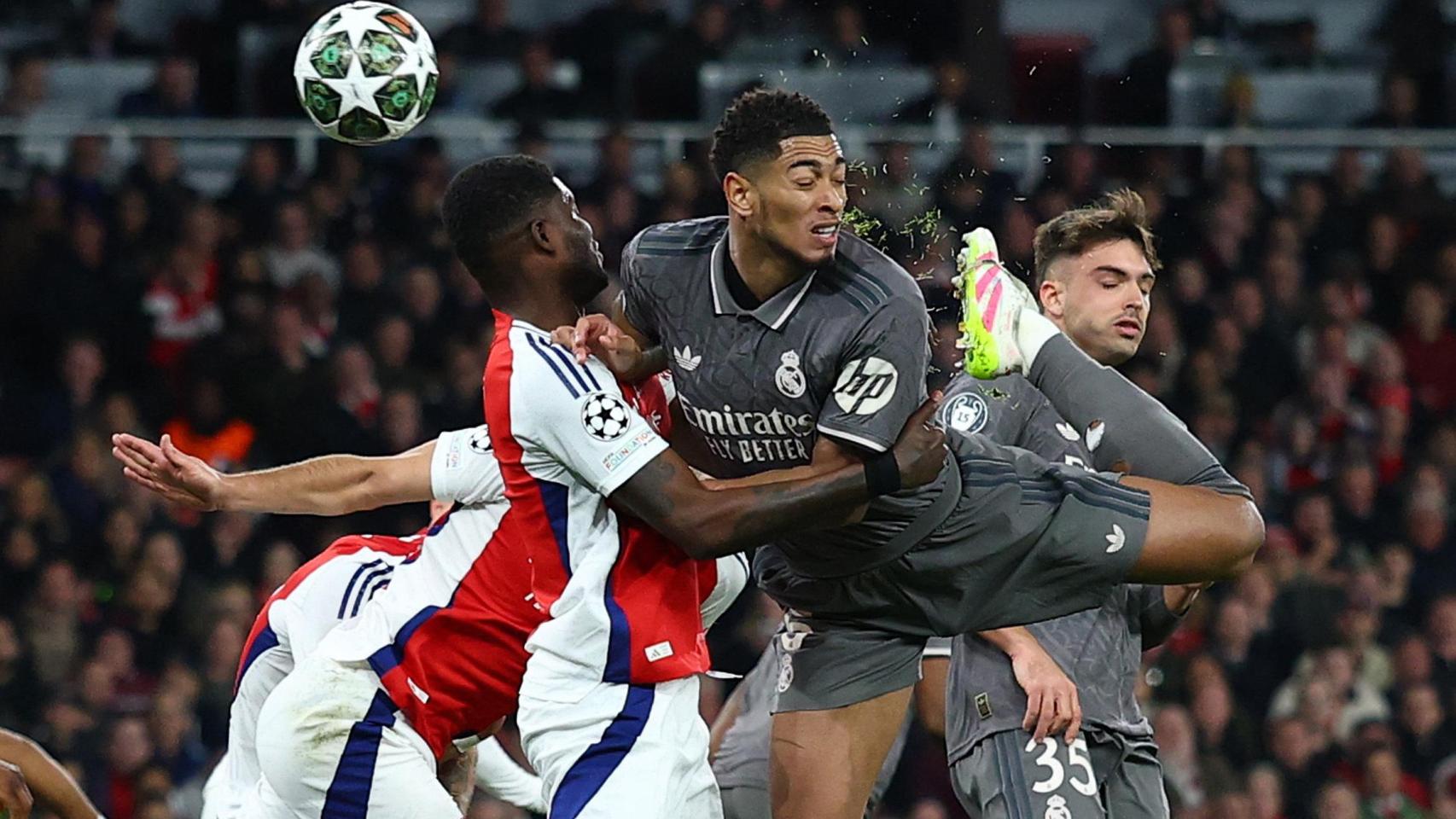 Thomas Partey presiona a Jude Bellingham