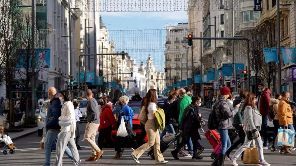 Personas andando por la Gran Vía de Madrid.