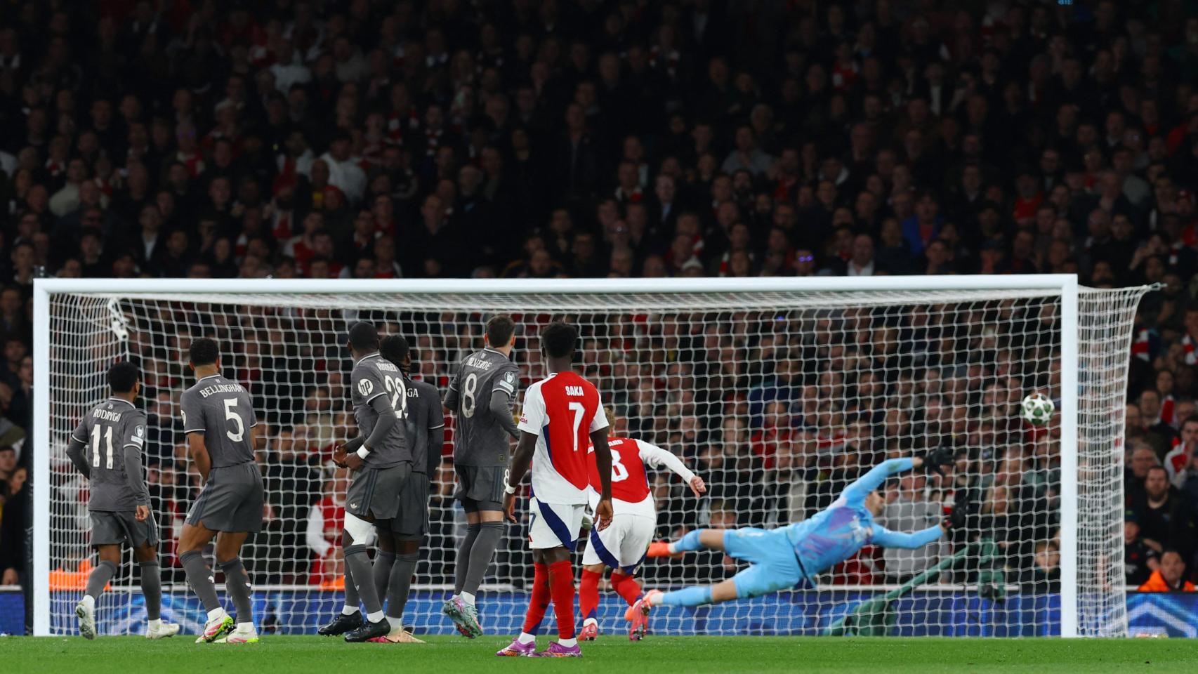 Rice anota el segundo de sus goles ante la estirada de Courtois.