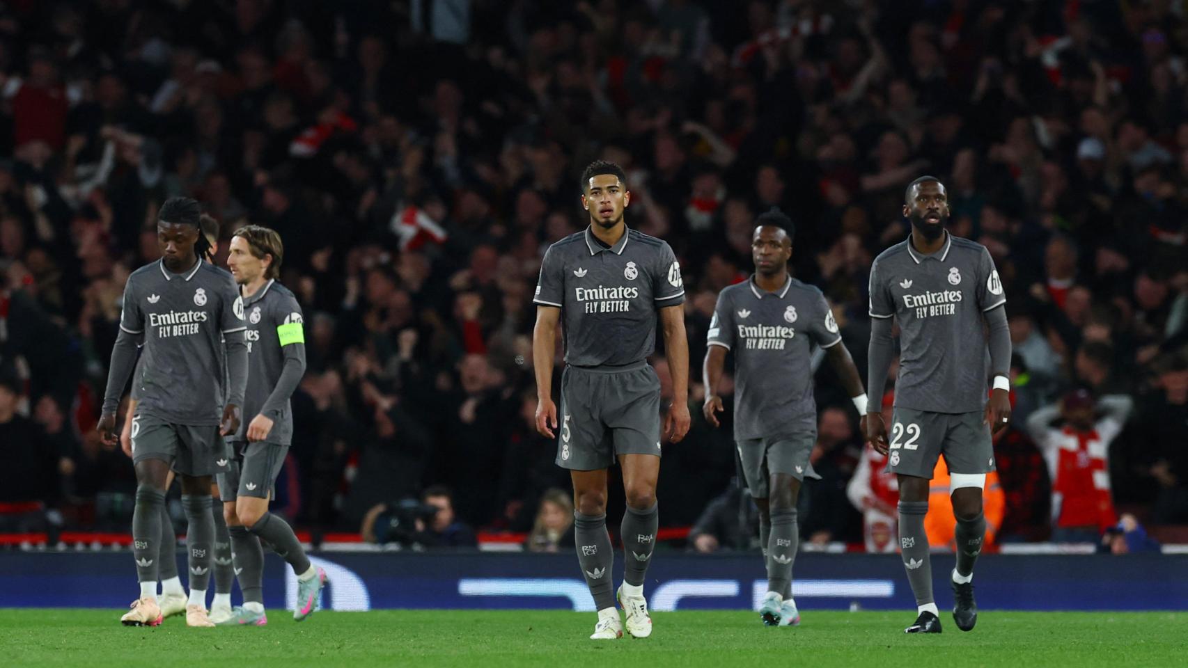Los jugadores del Real Madrid, cabizbajos.