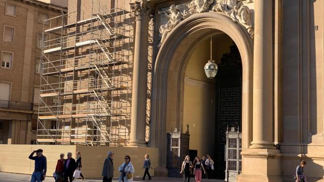 Primeros andamios en la torre de Santiago.