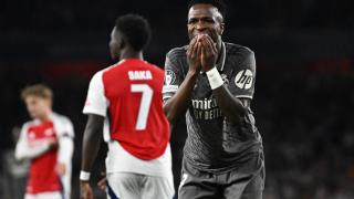 Vinicius se lamenta en una acción contra el Arsenal.