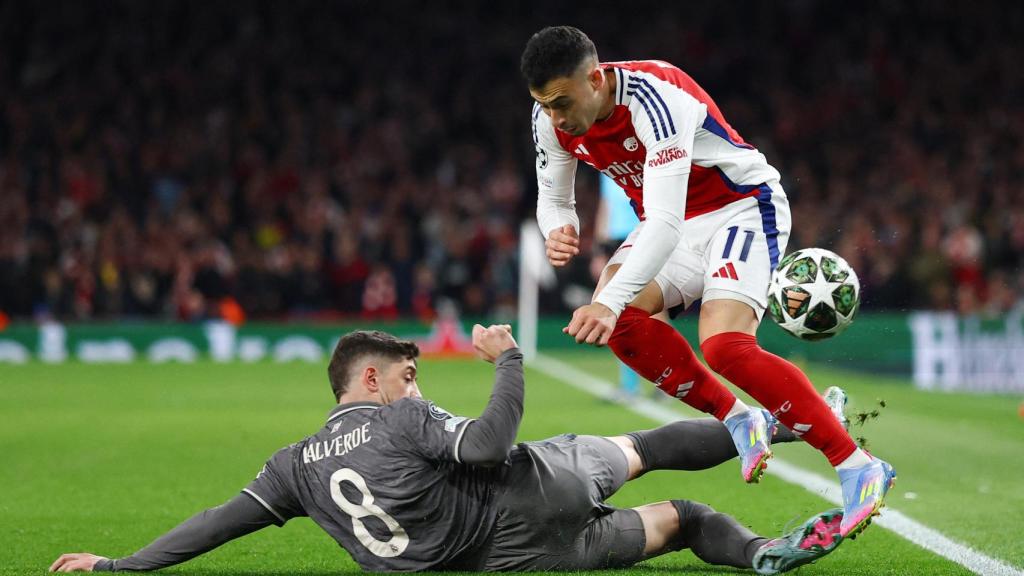 Valverde realiza una entrada a Martinelli.