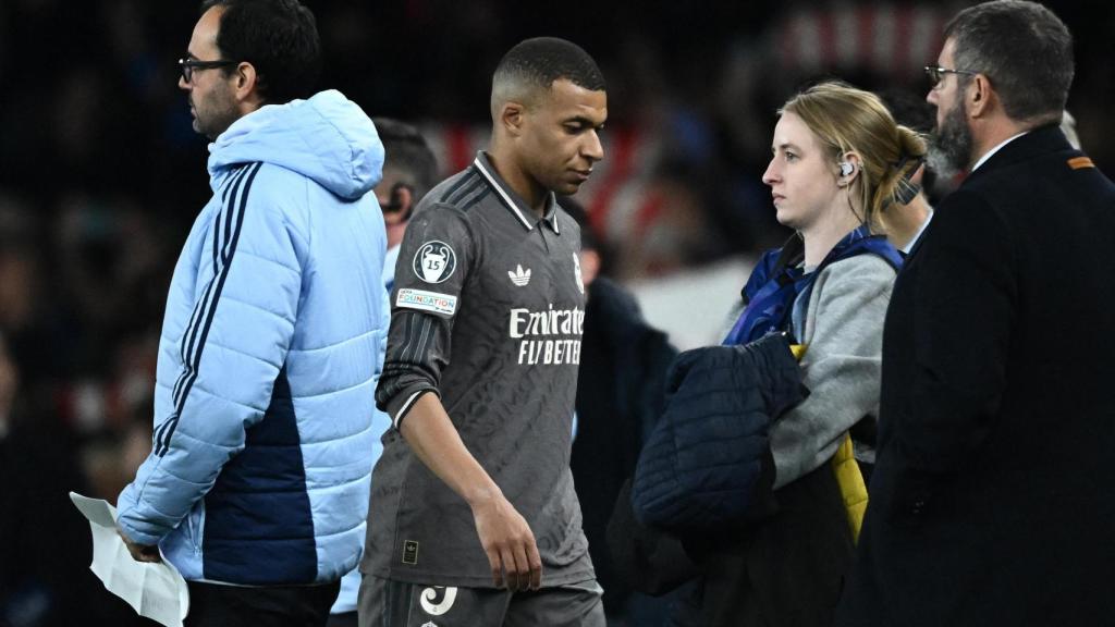 Mbappé, cabizbajo tras perder contra el Arsenal.