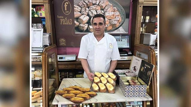 Jesús con sus torrijas en Pastelería Frías
