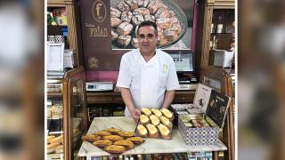 Jesús con sus torrijas en Pastelería Frías
