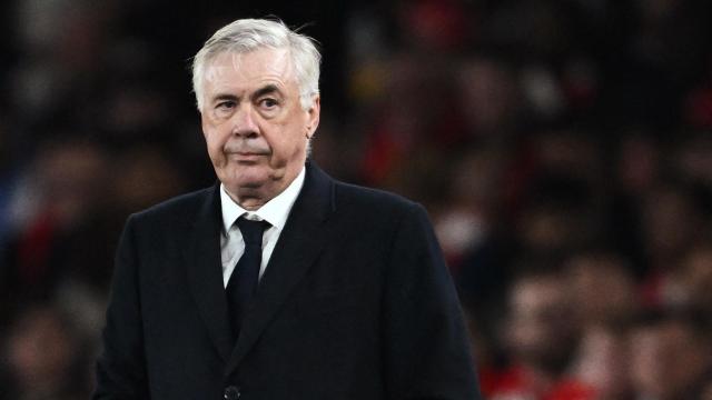 Ancelotti con rostro contrariado durante el partido ante el Arsenal.