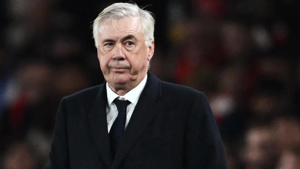 Ancelotti con rostro contrariado durante el partido ante el Arsenal.
