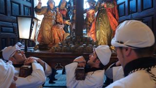 Salida de la talla de Longinos en la Procesión de la Soledad de Medina de Rioseco Valladolid.