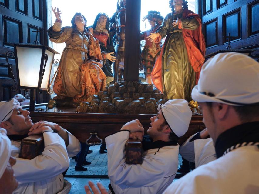 Salida de la talla de Longinos en la Procesión de la Soledad de Medina de Rioseco Valladolid.