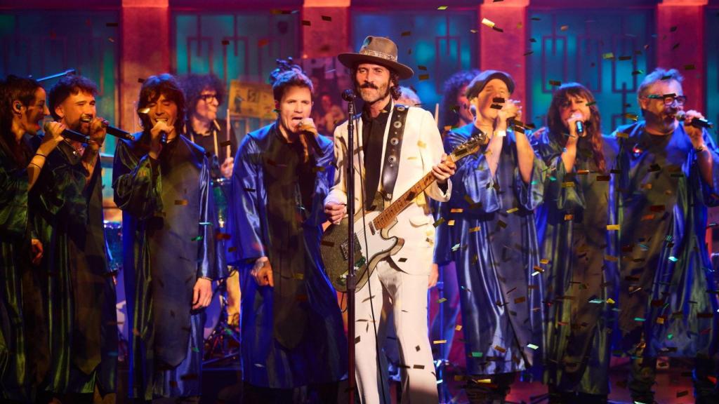 Leiva, con Dani Fernández, Dani Martín y Amaral, entre otros, haciendo los coros.