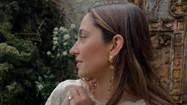 Ana Iglesias luciendo joyas de su nueva colección.