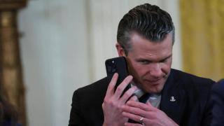 El secretario de Defensa de Estados Unidos, Pete Hegseth, habla por teléfono en una imagen de archivo.