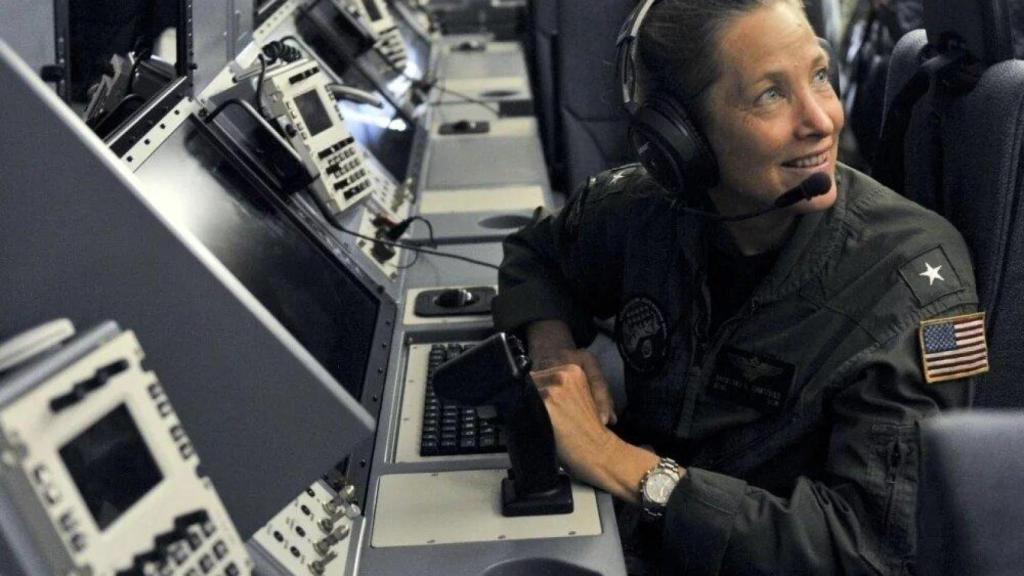 Shoshana Chatfield, en una estación de trabajo del equipo de misión en Guam.