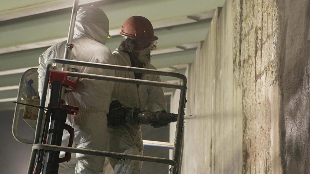 Ingenieros de FIU rociando hormigón UHPC