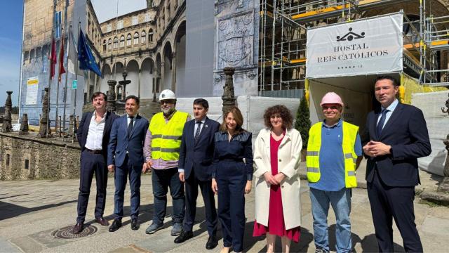 La presidenta de Paradores y la alcaldesa de Santiago visitan las obras del Hostal dos Reis Católicos.