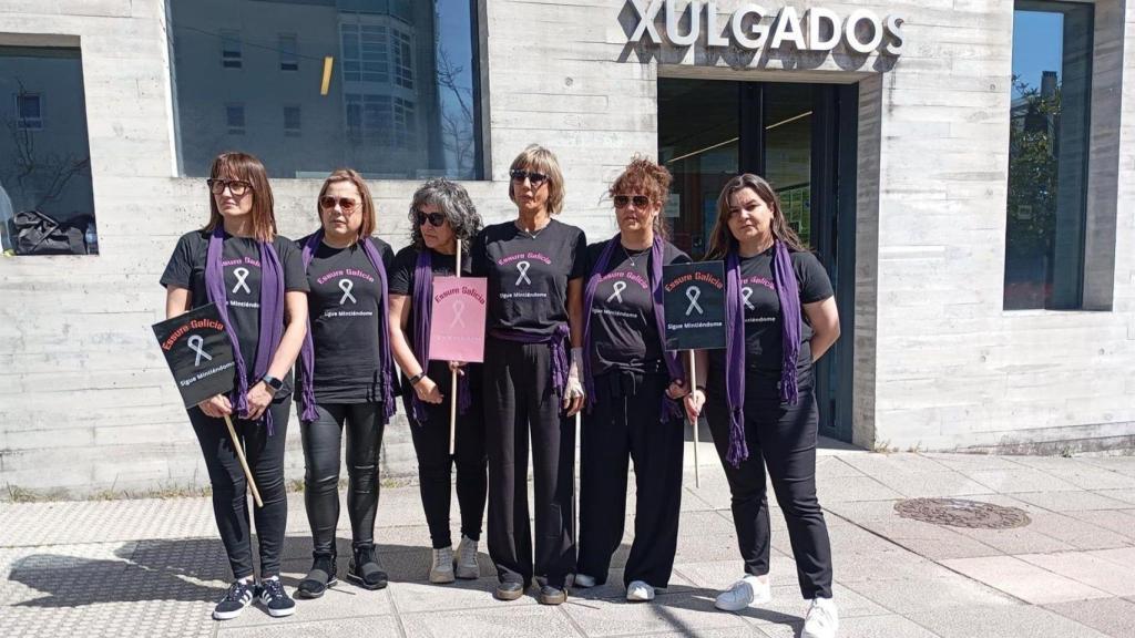 Concentración en Santiago de afectadas por el implante anticonceptivo 'Essure'.