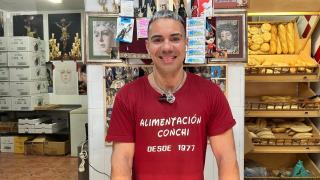 Jesús Manuel, encargado de Alimentación Conchi, en la calle Arfe.