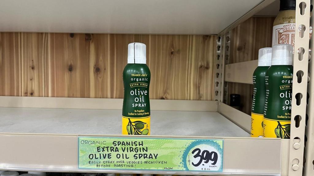 Estantes casi vacíos de aceite de oliva español en una tienda de Nueva York, este martes.