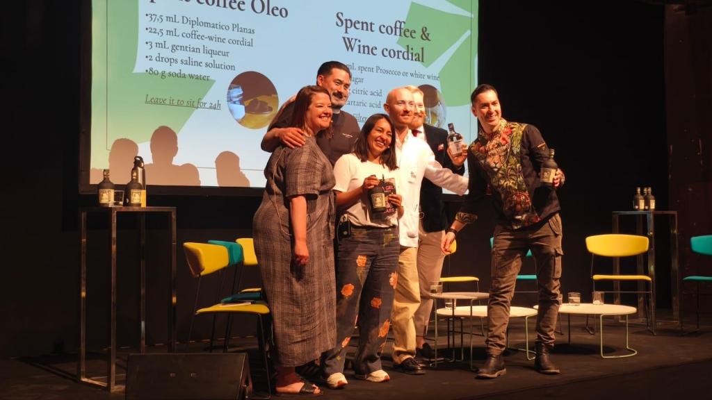 Ponentes en el escenario del Paradiso Sustainability Summit 2025.