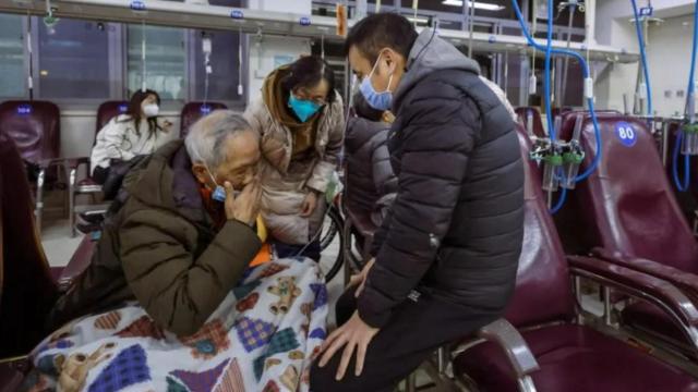 Imagen de archivo de un anciano, acompañado de su familia, en un hospital en China.