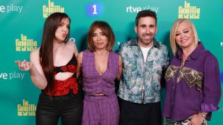 Los presentadores y la colaboradora especial de 'La familia de la tele'.