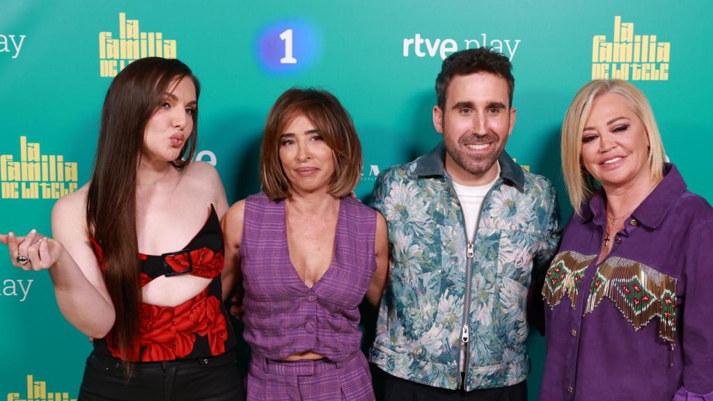 Inés Hernand, María Patiño, Aitor Albizua y Belén Esteban en la presentación de 'La familia de la tele'.