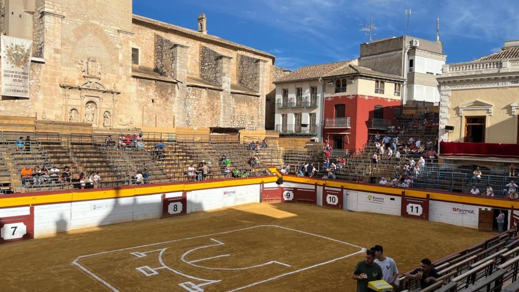 El montaje de la plaza de toros de Algemesí que se realiza para sus fiestas locales.