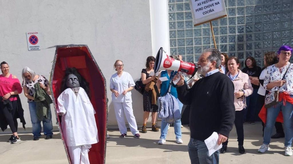 Protesta de trabajadores del servicio de cocina de los hospitales de Vigo, en el acceso del hospital Meixoeiro