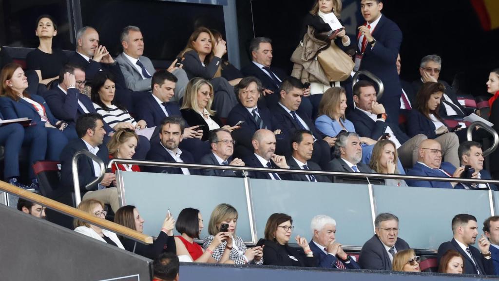 Abel Caballero y Rafael Louzán comparten palco en el España-Portugal femenino disputado en Vigo